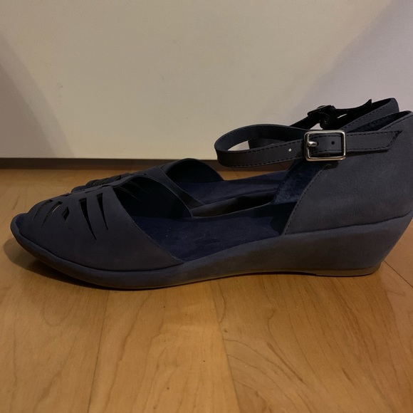 Brand: Kenneth Cole Reaction Blue Open Toe 1 inch Wedge Size 7.5 - Picture 6 of 8